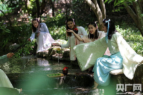 人間四月天 杭州九溪上演“曲水流觴”