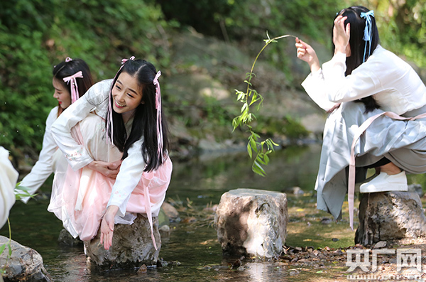 人間四月天 杭州九溪上演“曲水流觴”