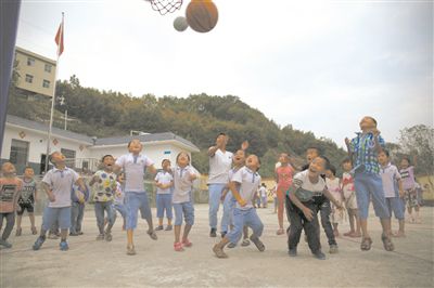 改變山村校面貌的90后教師