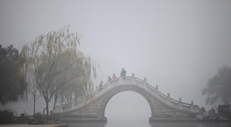 古城揚(yáng)州大霧彌漫 百米之外樓房隱約可見(jiàn)