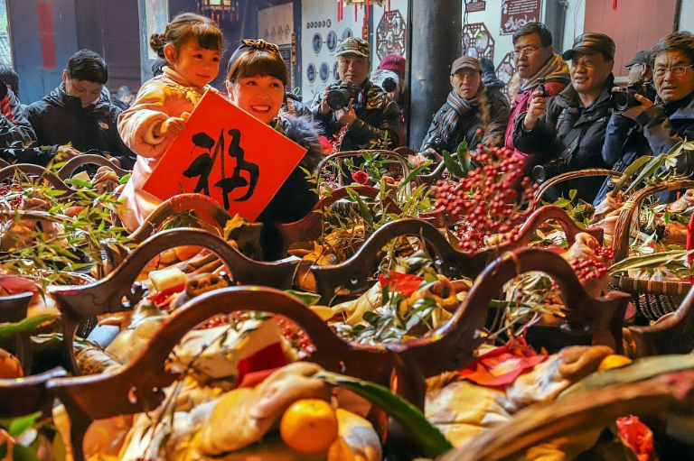 浙江：“賽豬頭”祭祖先朱熹