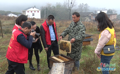 萍鄉(xiāng)“愛心記者”堅守9年奔跑公益路 用大愛為貧弱群眾撐起艷陽天