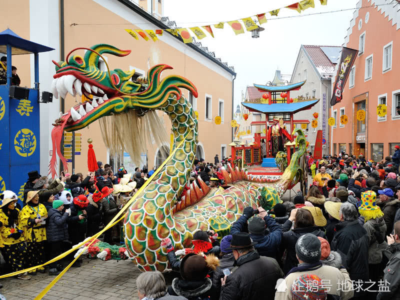 德國小鎮(zhèn)每年也要過年！選一人當(dāng)皇帝，稱自己是中國人很驕傲！