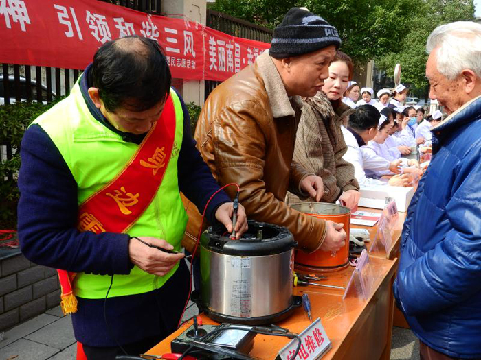 踐行雷鋒精神引領和諧三風——南昌市董家窯街道杏苑社區(qū)開展大型學雷鋒便民志愿服務活動