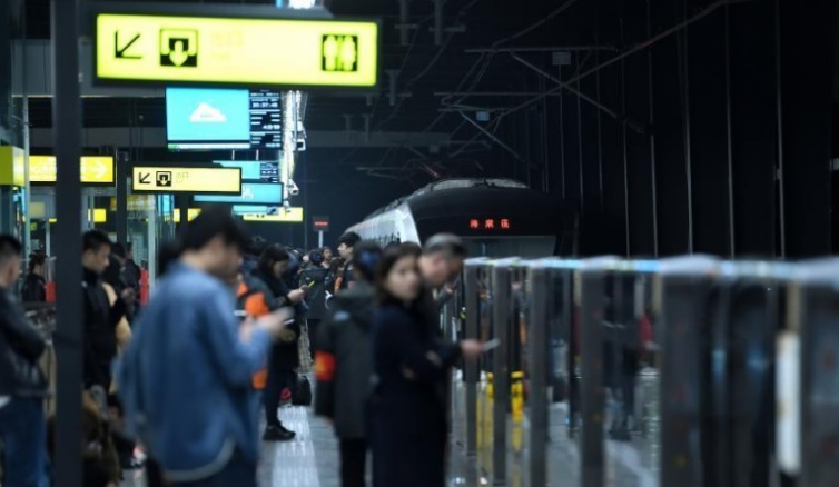 重慶一軌道車站酷似漫畫場(chǎng)景吸引市民拍照