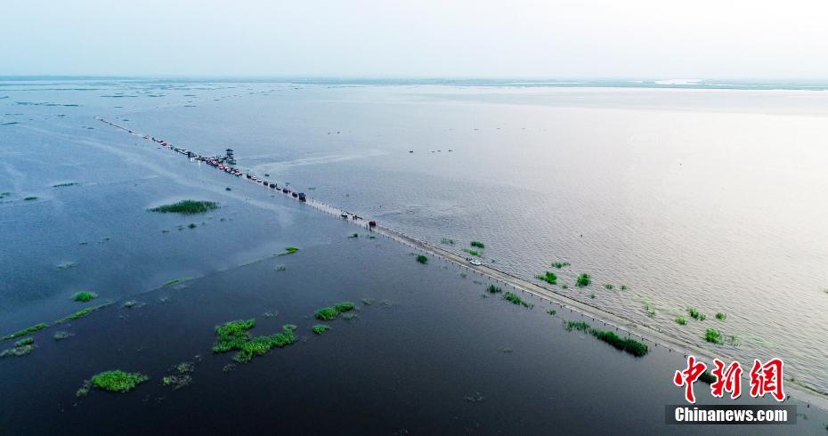 鄱陽湖水位上漲 水上公路成美景