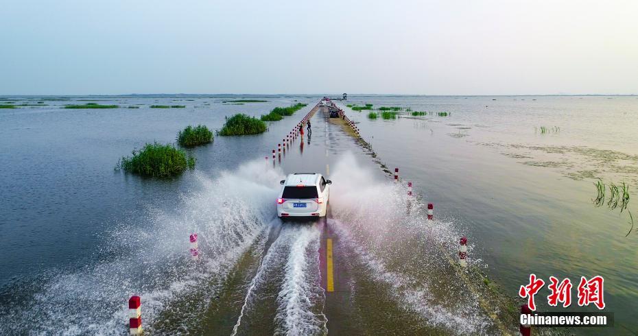 鄱陽湖水位上漲 水上公路成美景