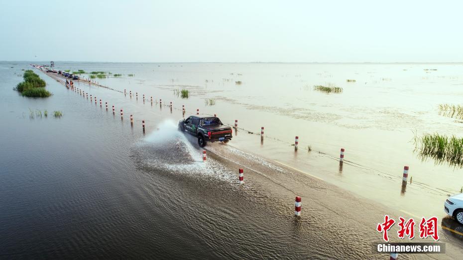 鄱陽湖水位上漲 水上公路成美景