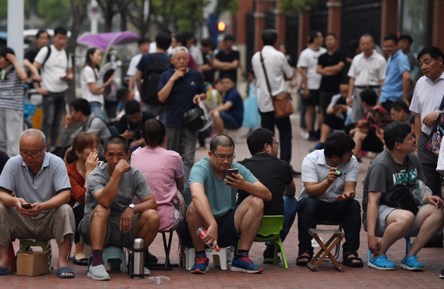 小學新生入學報名家長凌晨排隊 校方:勸不住