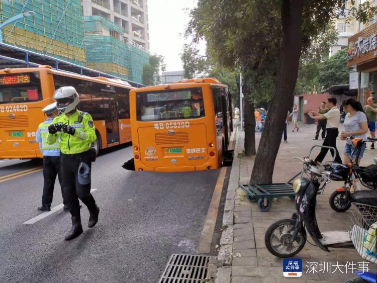 路口路面塌陷，深圳一公交車陷入深坑，事發(fā)時有一車乘客 