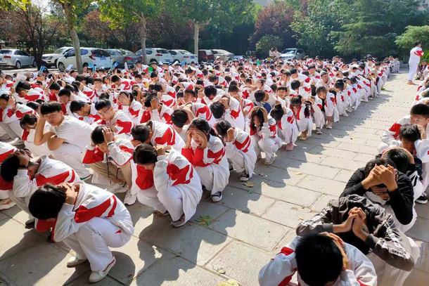 鄒城四中南校區(qū)開展防空襲應(yīng)急疏散安全演練活動