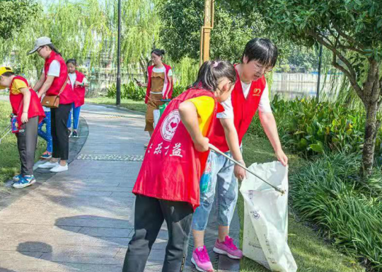 向祖國獻(xiàn)禮，余姚市快樂公益志愿者在臺(tái)風(fēng)后清理垃圾