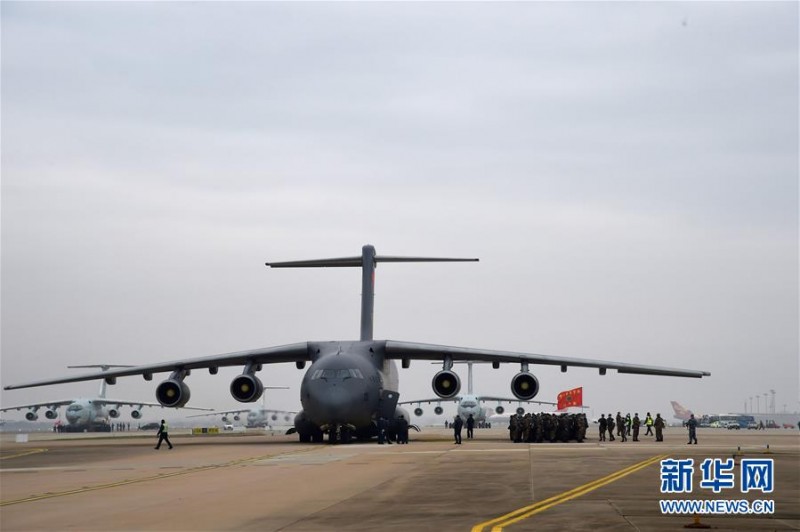 空軍出動3型11架運輸機多地同步向武漢空運醫(yī)療隊員