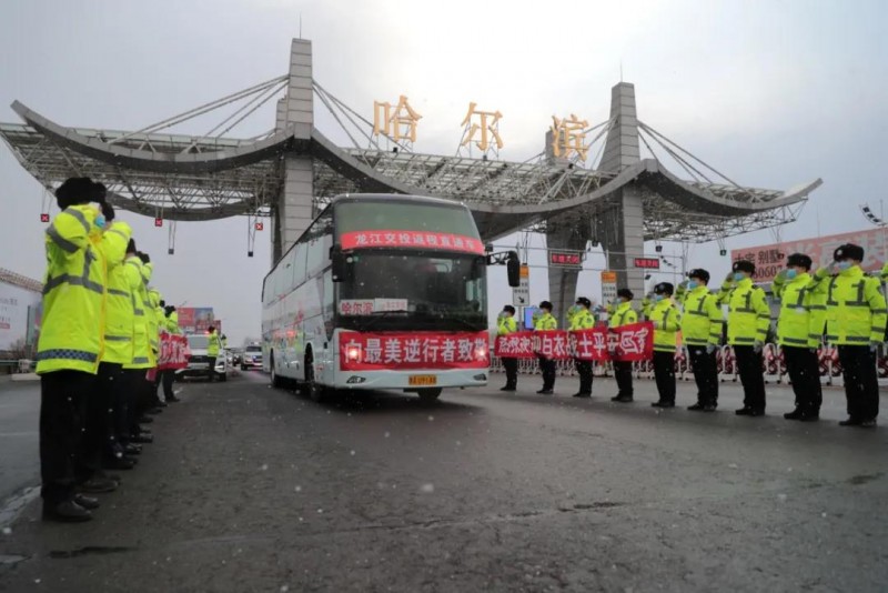 援鄂戰(zhàn)疫英雄凱旋——冰城交警最高禮儀硬核護航，致敬最美逆行者！