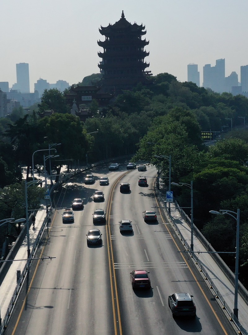 武漢：長(zhǎng)江大橋早高峰川流不息