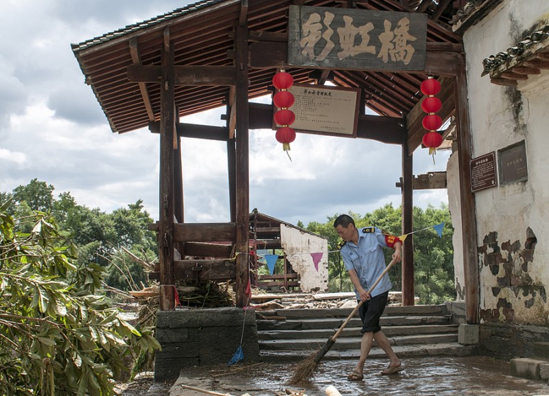 江西婺源800年古橋被洪水損毀