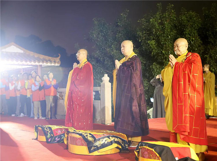 弘法寺隆重舉行恭送本煥長老舍利赴甘肅酒泉敦煌市雷音寺永久供奉法會