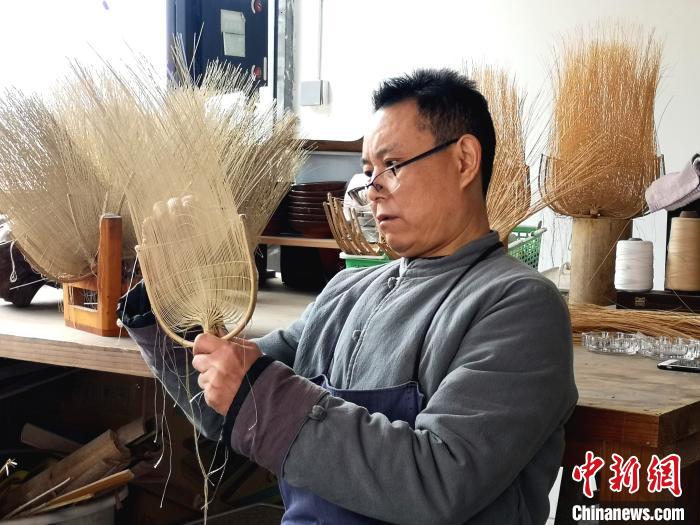 探訪百年非遺德陽(yáng)潮扇制作技藝：工序繁復(fù)精細(xì) 機(jī)器無(wú)法代替純手工制作