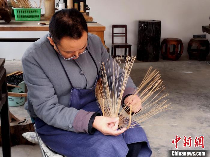 探訪百年非遺德陽(yáng)潮扇制作技藝：工序繁復(fù)精細(xì)機(jī)器無(wú)法代替純手工制作