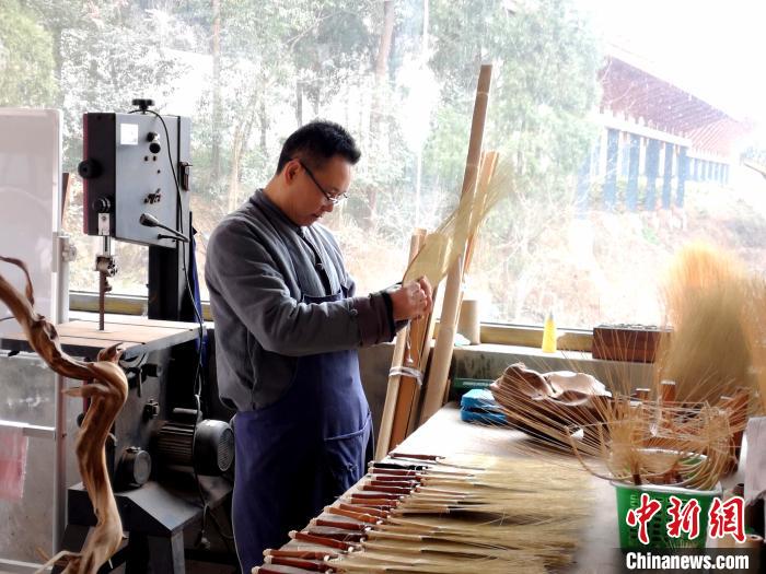 探訪百年非遺德陽(yáng)潮扇制作技藝：工序繁復(fù)精細(xì) 機(jī)器無(wú)法代替純手工制作