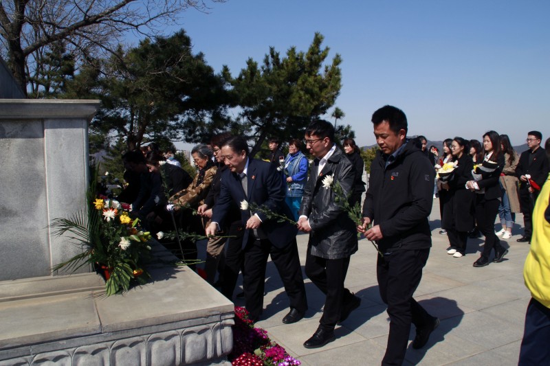 “大連好人”團(tuán)隊(duì)清明節(jié)祭掃大連凌水烈士陵園