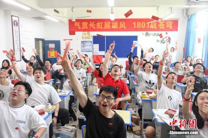 資料圖：6月6日，湖南長沙同升湖實(shí)驗(yàn)學(xué)校教師與考生拋起紅包迎接高考。 楊華峰 攝