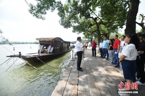 浙江嘉興：民眾瞻仰南湖紅船