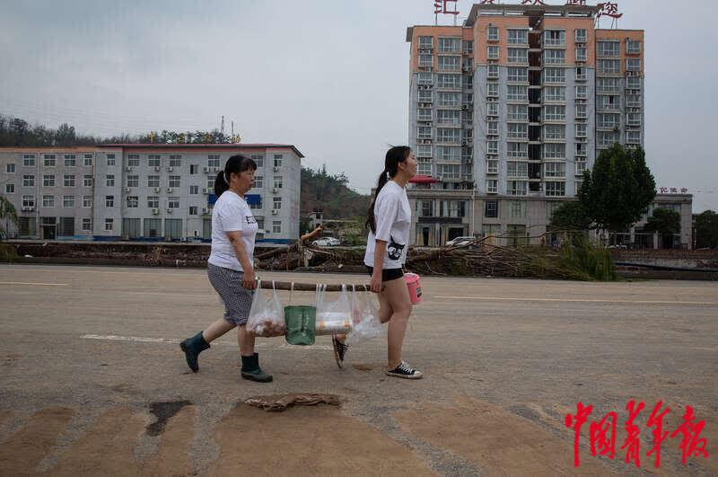 暴雨后的米河鎮(zhèn)生活：水電仍待恢復(fù) 村民積極自救 