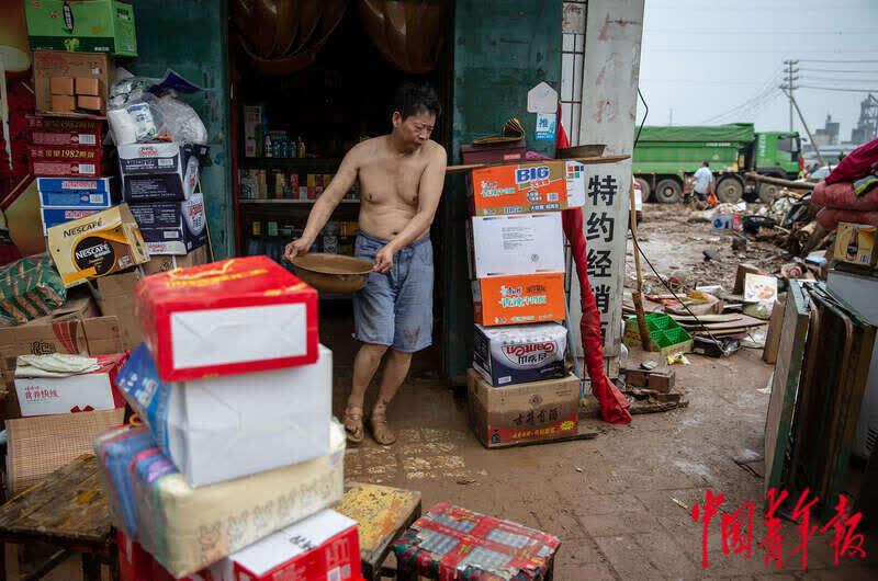 暴雨后的米河鎮(zhèn)生活：水電仍待恢復(fù) 村民積極自救 