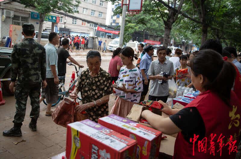 暴雨后的米河鎮(zhèn)生活：水電仍待恢復(fù) 村民積極自救 