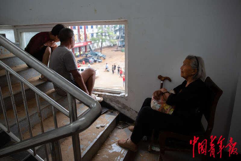 暴雨后的米河鎮(zhèn)生活：水電仍待恢復(fù) 村民積極自救 