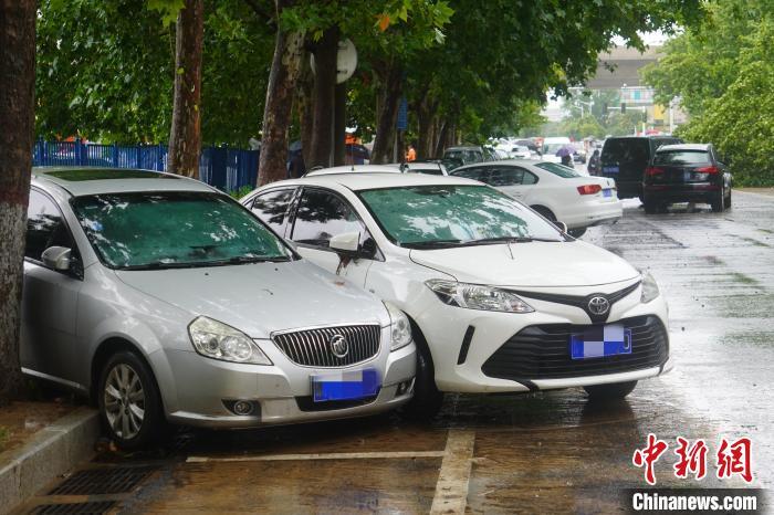 鄭州街頭因暴雨受損的車輛。 劉鵬 攝