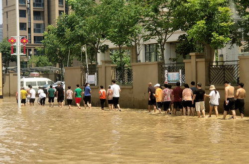 中國(guó)公益記錄者在線攜上蔡愛(ài)心企業(yè)赴河南“抗洪救災(zāi)”第一線