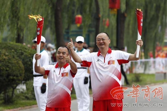 十四運(yùn)會(huì)和殘?zhí)貖W會(huì)火炬在咸陽傳遞 68名火炬手接力傳遞