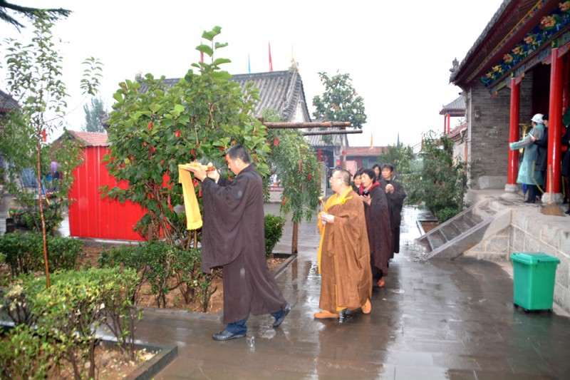 關(guān)于在全國(guó)各寺廟開展中華禪詩(shī)文化碑項(xiàng)目的決定