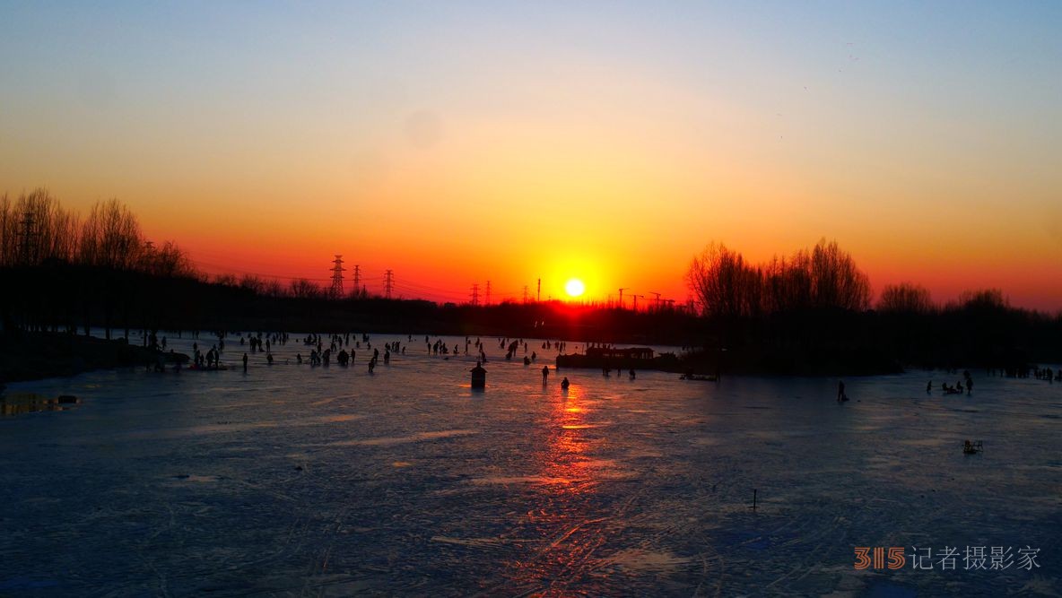 笑琰（靳新國）攝影作品——夕陽里的冰上樂趣