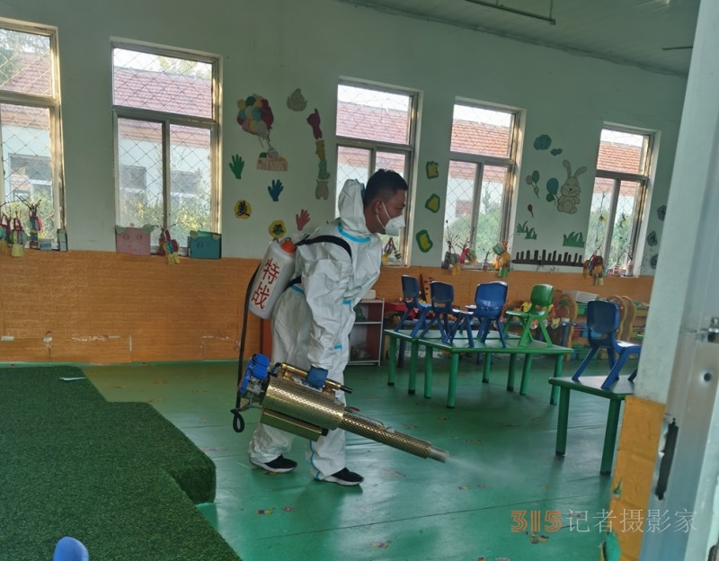 山東陽信流坡塢鎮(zhèn)二陳幼兒園利用周末殺病毒