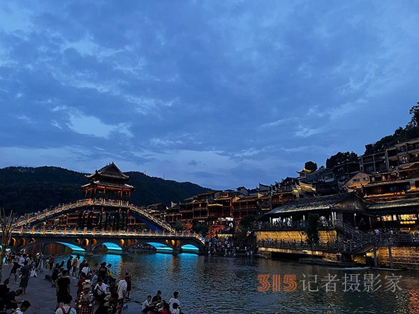 胡玉飛手機拍圖——鳳凰古城夜景