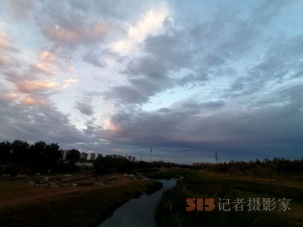 九月初八日雨后晚晴天空如油畫