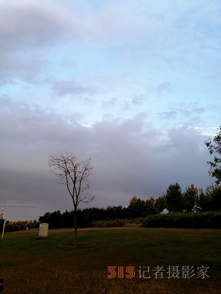 九月初八日雨后晚晴天空如油畫