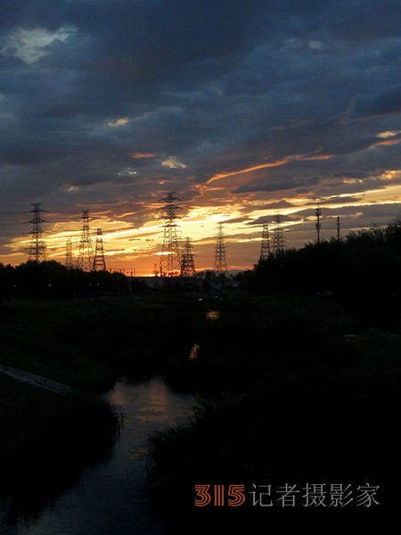 九月初八日雨后晚晴天空如油畫