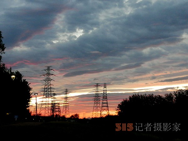 九月初八日雨后晚晴天空如油畫