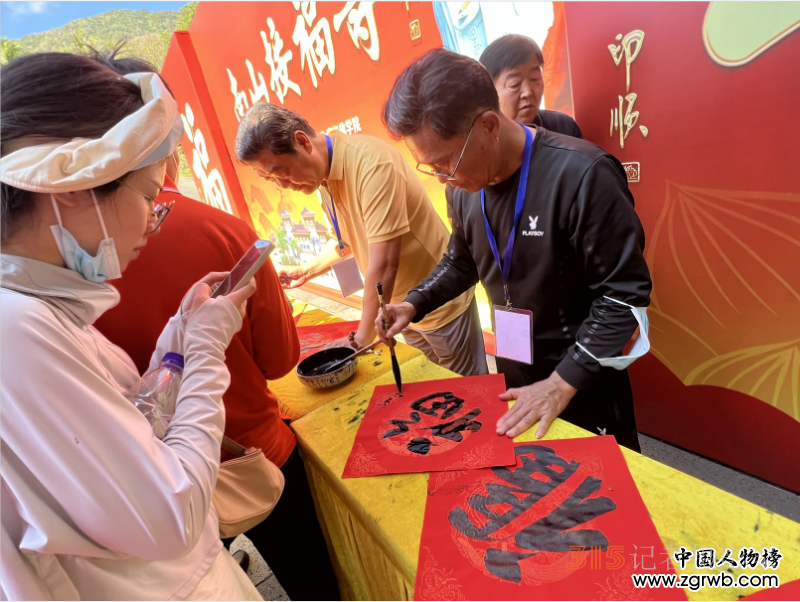 “翰墨飄香 濃淡水墨”—“文化進萬家藝術(shù)代表團走進三亞開展迎春送福系列活動