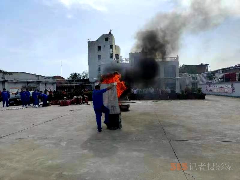 中石化安陽石油組織應(yīng)急消防滅火演練