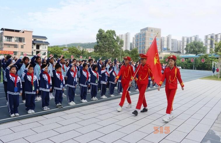 柴時(shí)鐘：整合校本資源 踐行大德育觀 創(chuàng)建和美校園