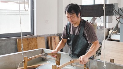 浙江開化縣手工匠人黃宏健精心復(fù)原開化貢紙制作技藝